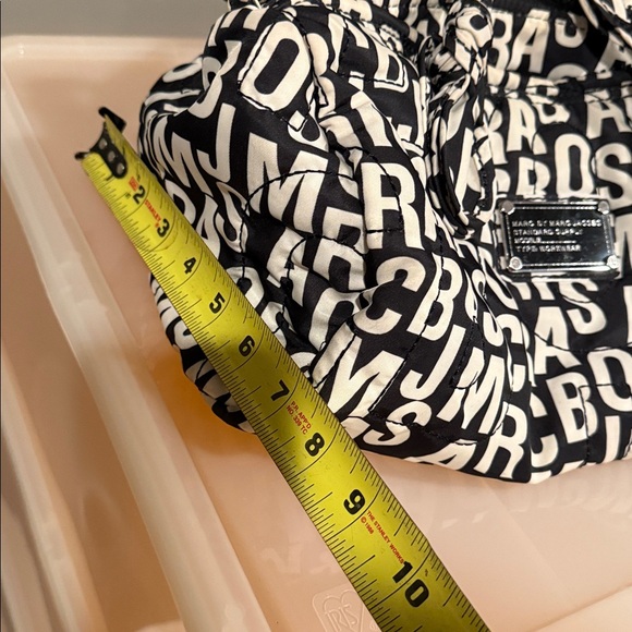 Marc Jacobs Monochrome Lettered Shoulder Bag - Picture 6 of 7